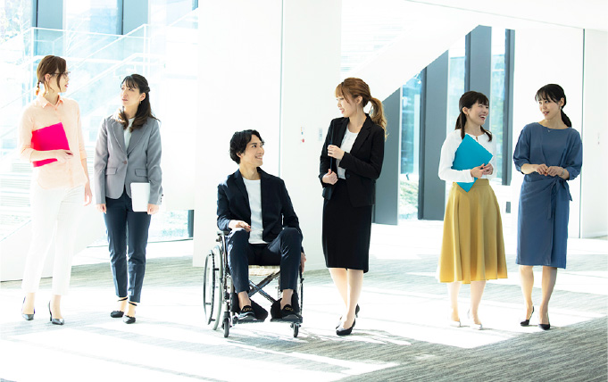 Green Link Lab.の人材紹介サービス、スタッフで会話をしているイメージ写真